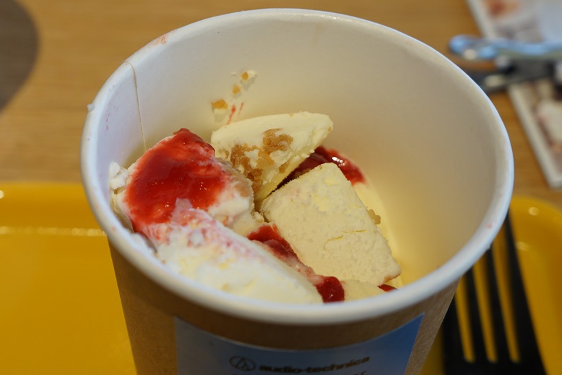 ↑イチゴのホイップクリームとパンケーキの下にはアイスがたっぷり詰まっています