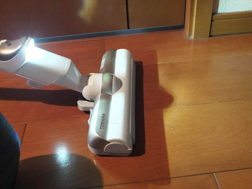 ↑ヘッドを接続する延長パイプの先端にLEDライト（ワイドピカッとライト）を装備。ただし、このLEDライトは常時点灯していて、明るい場所を掃除するときはバッテリーのムダ遣いに感じてしまいます。スイッチでON/OFFできるとうれしいのですが