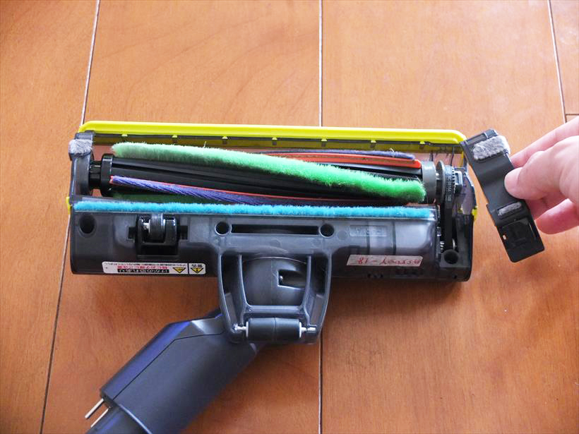 ↑ヘッドブラシを掃除するときは、ヘッド右側のカバーを外し、ブラシに装着されているベルトを外して取り出します