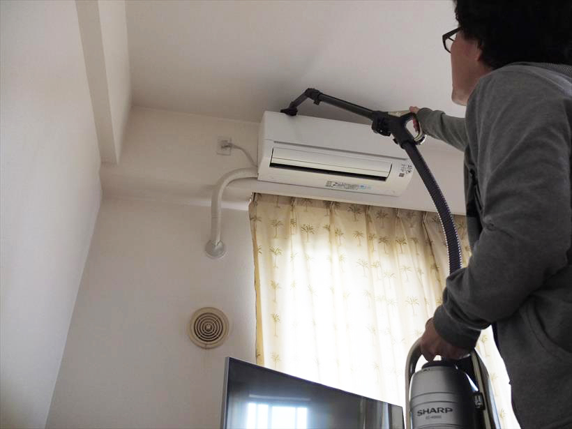 ↑はたきノズルを延長パイプに接続して、エアコン外部の掃除も可能。本体はもちろん、ヘッドも延長パイプも軽いので、片手に本体、片手にハンドルを持って、高い場所もラクラク掃除できます