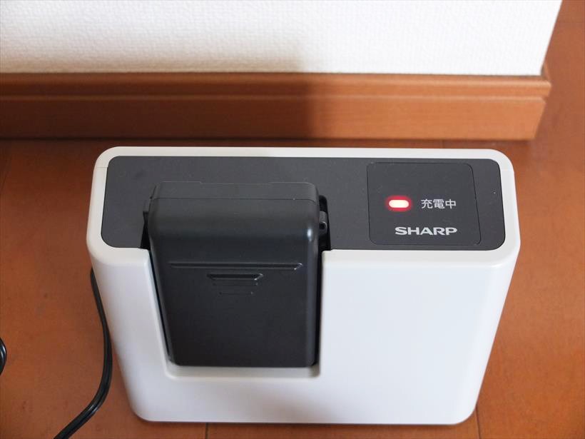↑バッテリーを外して充電できるので、コードの近くでなくても本体が収納できます