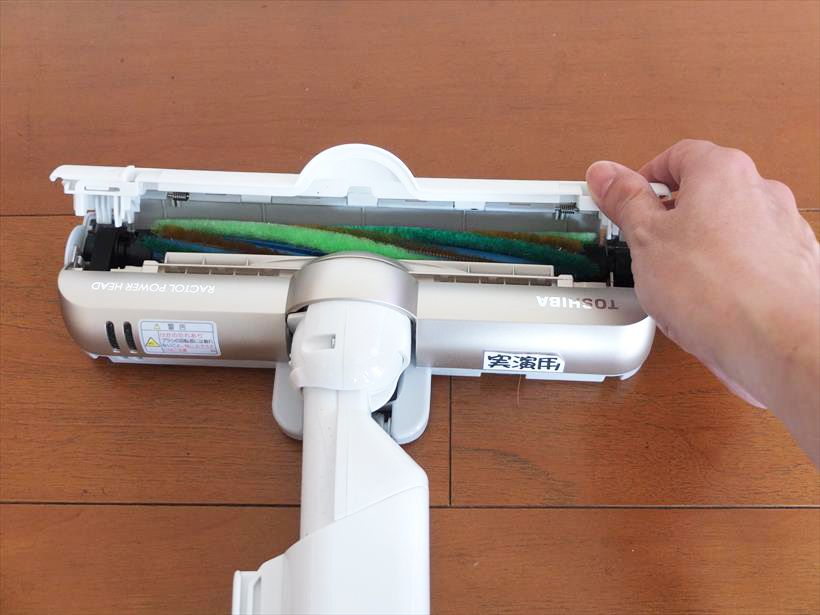 ↑ヘッド天面の両側のロックを外すとカバーが簡単に開きます。ブラシは上部から簡単に取り出せます