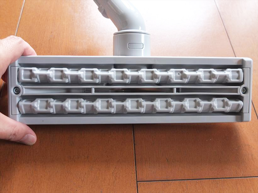 ↑ふとん用ブラシ。2列の「たたき棒」が回転して、寝具の中のアレル物質を叩き出して吸引します