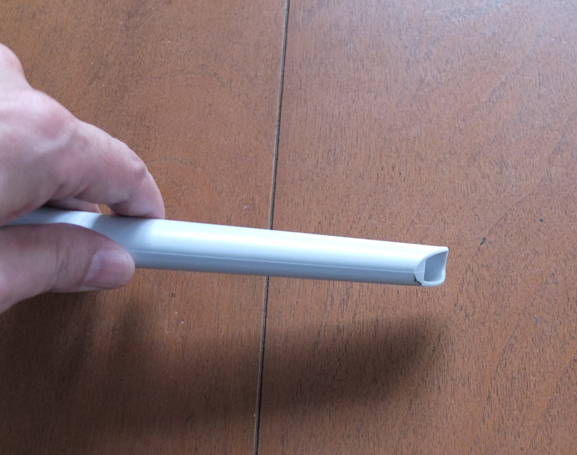 ↑本機に付属のすき間ノズルは、一般的なすき間ノズルより吸引口が小さいのが特徴。サッシのすき間などの掃除に便利です