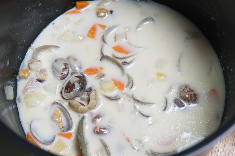 ↑クラムチャウダーはバターとベーコン、野菜を炒めて小麦粉を振りかけてから、あさりや水を入れてかき混ぜる。材料に「温めた牛乳」とあったのだが、なぜか電子レンジで温めた牛乳を入れて混ぜればできあがりというスタイルだったのが不思議に感じた