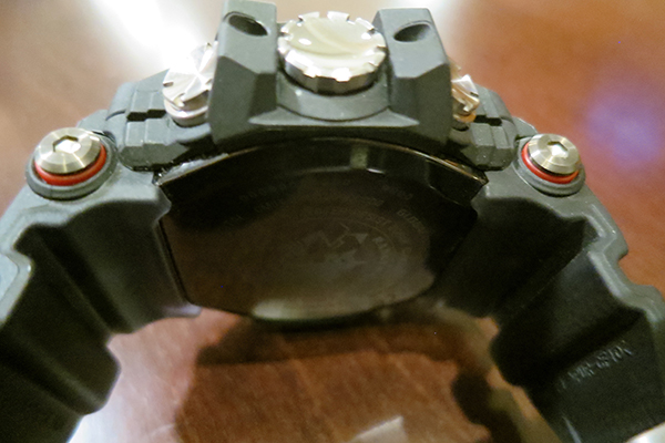 なんと裏蓋はG-SHOCK初のブラックセラミック製。GPSの位置情報の取得は電力消費が大きいため、新レンジマンは充電バッテリーを内蔵。セラミックバックだと非接触で充電できるので、ソーラー充電もしくはワイヤレス充電が可能。防水の信頼性も高められる利点もある