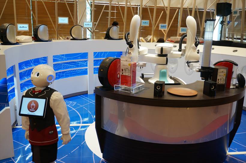 ↑Pepeer、バリスタ50、duAroがならぶ無人カフェの様子