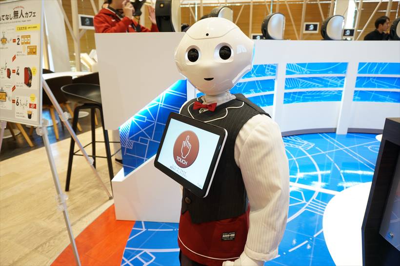 無人化が進む店舗運営をPepperが変える? ロボットが会話を生む「無人カフェ」開催中