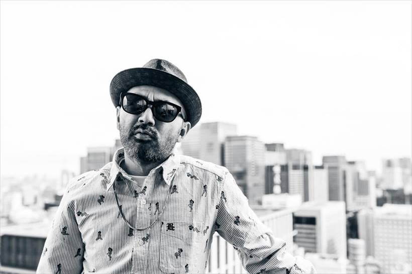 ↑NITRO MICROPHONE UNDERGROUNDのメンバーとして活動し、ラッパーとしてはもちろん、アーティストへの楽曲プロデュースやトラック制作などもこなす。トラックからラップまで全てを創るスタイルはジャンルの壁を越えHIP-HOPにとどまらない