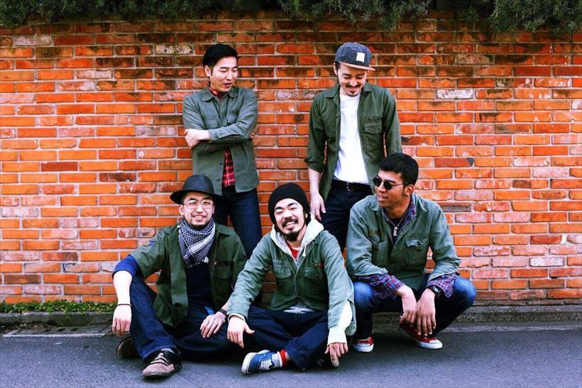 ↑「旅する音楽」を掲げ、REGGAE・ROCK・JAZZ・HIP HOP・民族音楽などバックボーンの異なる5人のメンバーが土臭く感情的な人生のSOUNDTRACKを奏でる雑食音楽集団