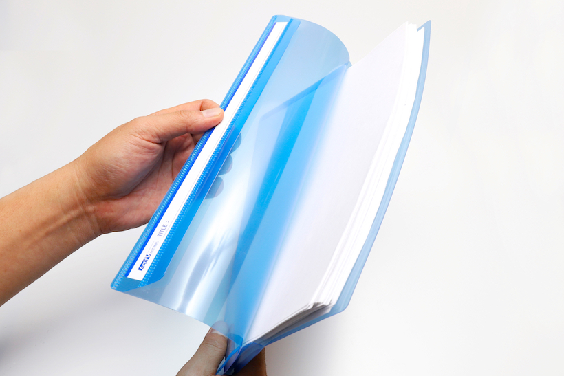 書類100枚をスッポリ！　クリアファイルをまとめて放り込めるクリアファイル「フリップファイル」をレビュー