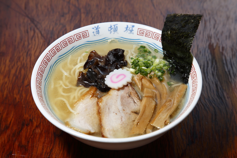 ↑塩らあめん(780円) 自家製麺もチャーシューも、醤油とは使い分ける。塩なのに尖った感じのしないやさしい味わいは、醤油とどちらにするか本気で悩む逸品