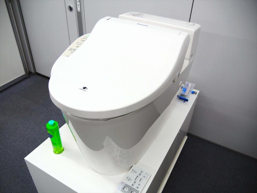 ↑温水暖房便座「ビューティ・トワレ」も展示してありました。台所用洗剤を入れておけば、泡の膜で便器内を覆い、汚れがつきにくくなるそうです。これがあれば、トイレ掃除もラクになりそう