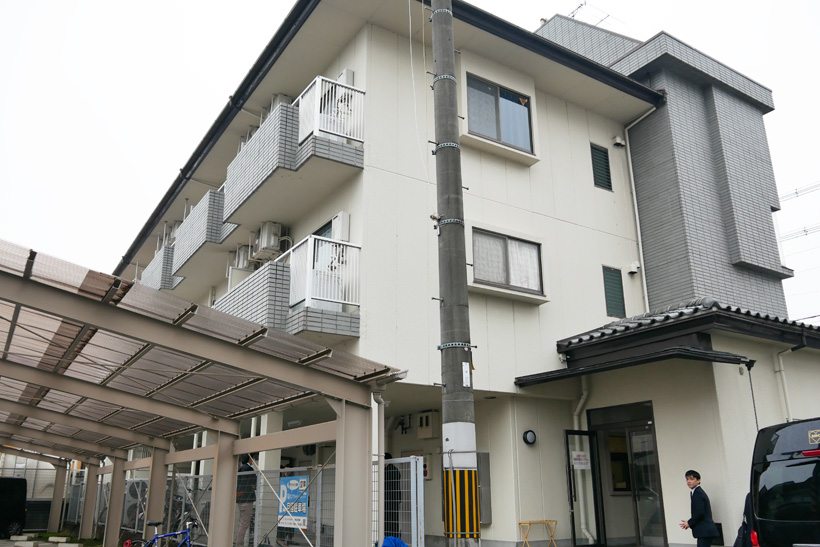 ↑宅配ボックスが設置されたアパート
