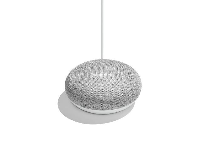 Google Home Miniのサイズは直径98mm、高さ42mm。手の平に収まるコンパクトなサイズ。(写真提供/Google)