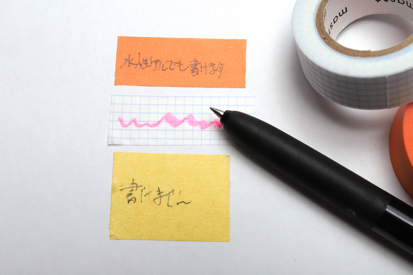 ↑上ふたつは字が書けるマスキングテープ。紙に書くような感覚で、くっきりと水性インクが乗る。一番下の通常のマステは、インクを弾いてしまってきれいに書けない