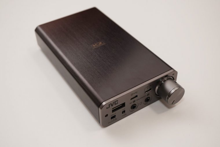 ↑バランス駆動に対応するJVCのポタアン「SU-AX01」
