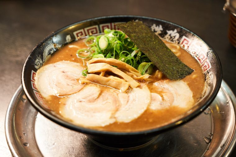 ↑「とんこつラーメン」780円。まるでジュレのような粘度の高さは、もはや食べるスープといえる仕上がり。ただ、実は濃度の異なるスープを3種類使い分けて巧みにブレンドしている。そのため、旨味や深みはありながらも雑味やクドさは皆無でペロリと味わえる