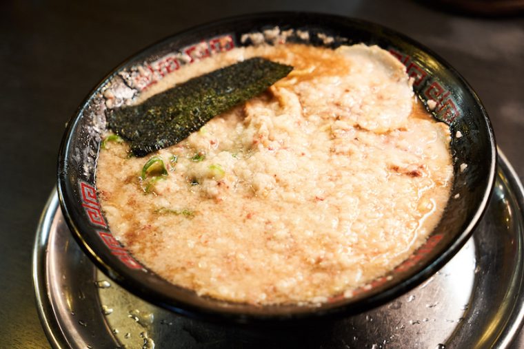 ↑「とんこつラーメン」の背脂を「超コテ」に増量。「ちょいコテ」や「ゲレンデ」などさまざまあり、そのほかスープをあっさりにしたり、麺の硬さやネギの量の変更などを好みに応じて調整したりできる
