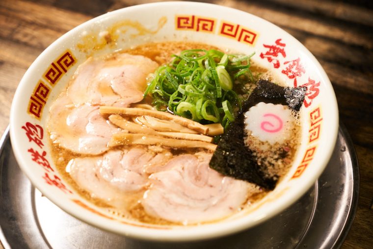 ↑「魚正油ラーメン」780円。煮干しを中心に、削り節、昆布、シイタケなどをブレンドした海の恵みが香る一杯だ。豚骨とミックスさせたWスープでオーダーすることもできる