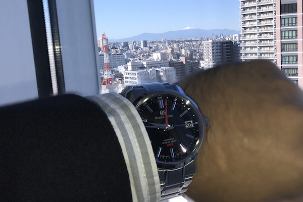 遠くに見える日本の最高峰を、最高峰ブランドの時計とともに望む。今回はGMT機能を使う機会がなかったけれど、赤い針はただあるだけでデザインのアクセントになります