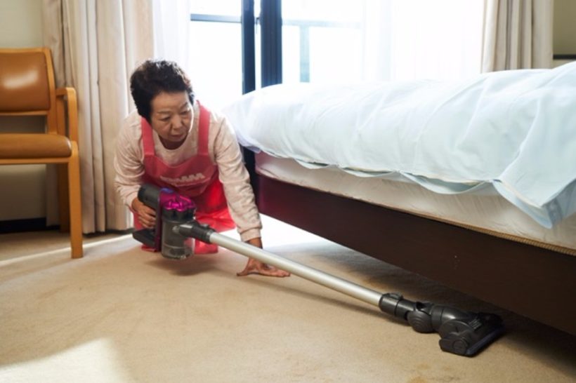 部屋掃除の場合は、事前に間取りや床の材質、家具の配置状況などをテキストやチャットで伝えておきます。掃除の道具は、依頼者の自宅にあるものを使用します