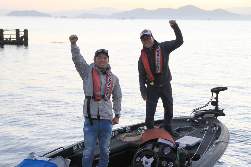 天気は大荒れもテンションMAX! バス・フィッシング愛が止まらないIWGP王者、憧れの琵琶湖に初アタック