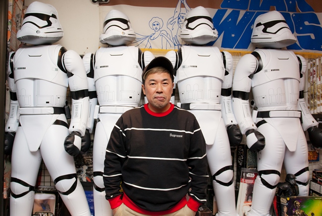 ↑高円寺にスター・ウォーズグッズ専門のコレクターズショップ『STAR CASE』を構える片桐 優さん