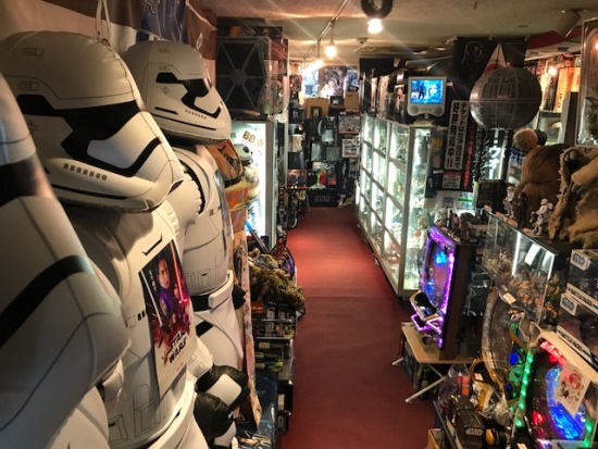 ↑店内には約2万点のアイテムが並ぶ。12月中旬〜21日までは、名古屋の東急ハンズにて、出張ショップも開催される