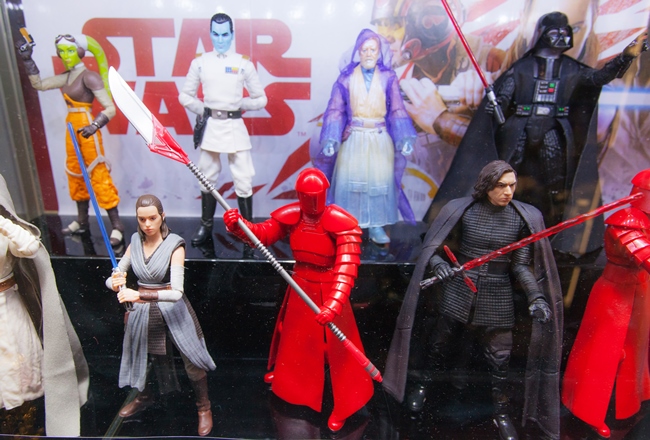 ↑最新作『スター・ウォーズ/最後のジェダイ』のフィギュアが早くも登場。「近年のフィギュアは腕や足の可動領域が広く、いろんなポージングが楽しめます」と片桐さん