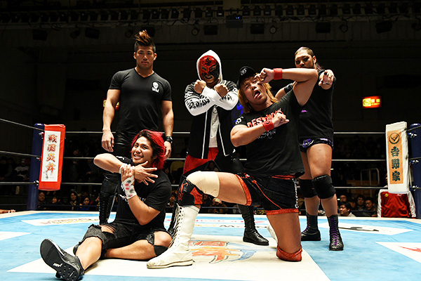 ↑ロス・インゴベルナブレス・デ・ハポンのメンバー。後方左からSANADA選手、BUSHI選手、EVIL選手、手前左から髙橋ヒロム選手、内藤選手 ©新日本プロレス