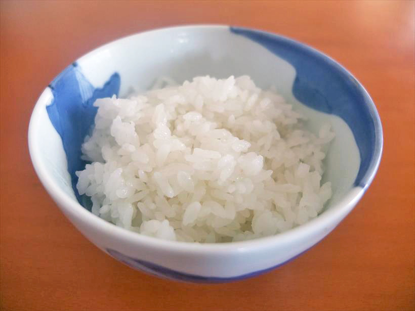 ↑「仕上り:しゃっきり/火かげん:弱」で炊いたごはん。「仕上り:標準」で炊いたときより、米粒表面の水分量がやや少なめです