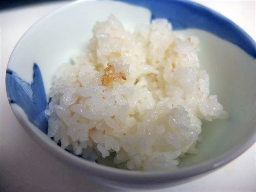 ↑つやはややなくなり、米の表面がぐずつき始めていましたが、味はほぼ問題なし。おこげ部分はさすがに蒸気で柔らかくなっていました