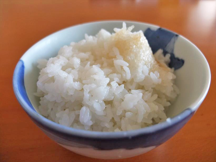 ↑茶碗によそったごはんは、たっぷり水分をまとい、つやもたっぷり。うしろにはパリパリのおこげが