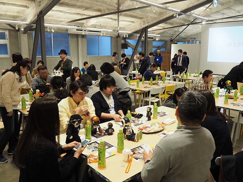 ↑会場の席は完全ランダムなので、友達同士や家族で来てもバラバラの席に。しかし、ロボットオーナー同士すぐに打ち解けていた