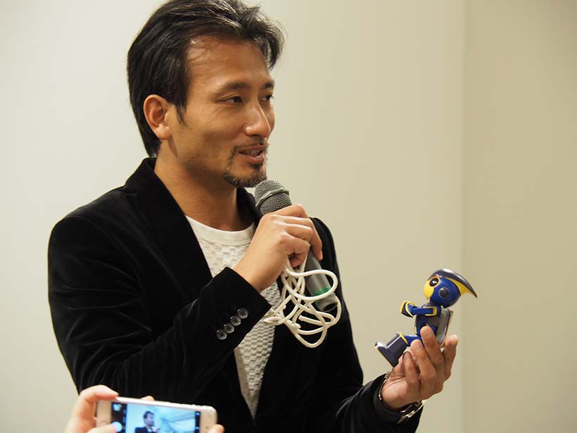 ↑高橋智隆氏とフィヨルド登頂を達成したエボルタNEO。登頂以来の、電池交換をしておらず電池残量の心配がありましたが、見事ロープを登りきった