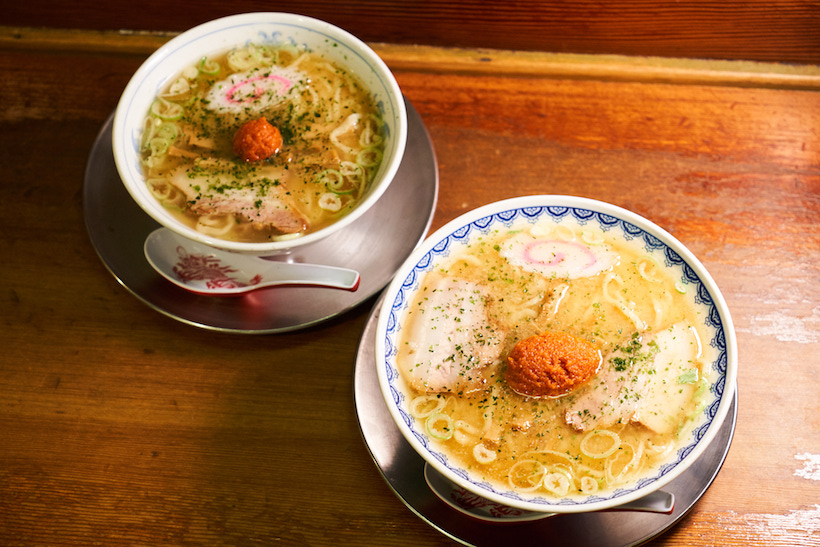 ↑注文したのは「赤湯からみそラーメン」870円だ。左上は「ミニからみそラーメン」で570円。テーマパークならではの各店で用意されているミニラーメンは、通常量の約3/5の量になっている