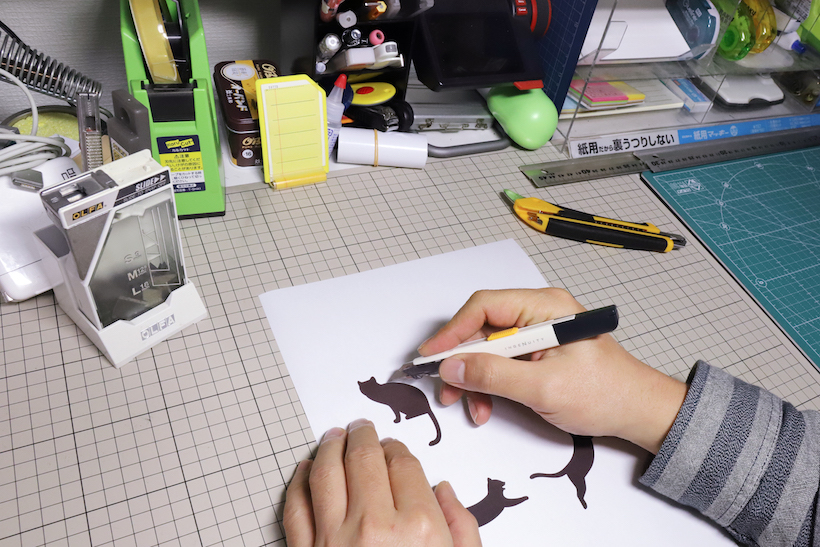 ↑筆者の作業机は全面をカッターマットにしてある。なにか思いついた時に、すぐカット作業ができて便利