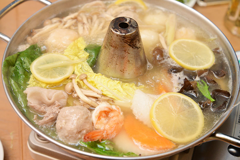 ↑具は魚介、鶏肉、豚肉に加え、たっぷりの野菜がセットに