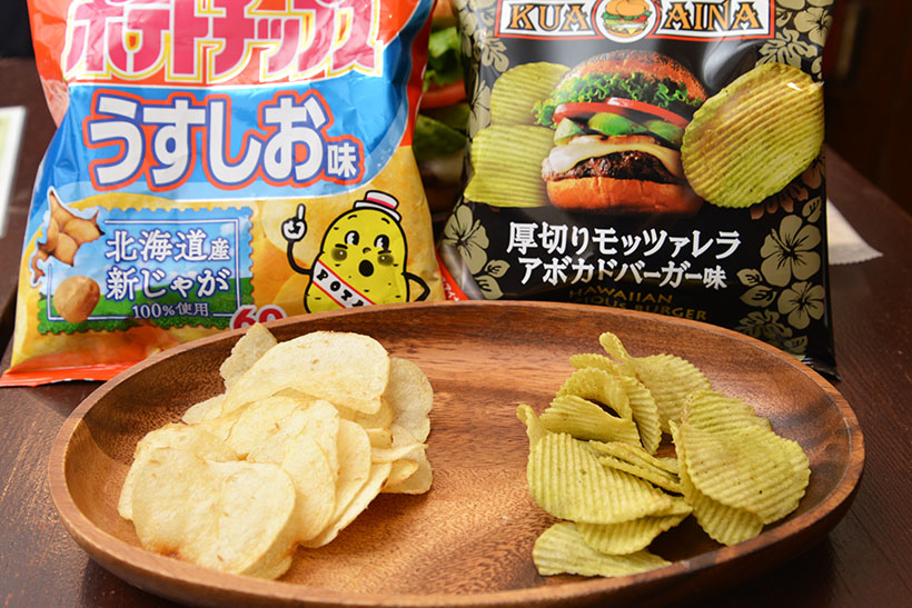 グルメバーガー「クア・アイナ」とカルビーのコラボチップスが爆誕! 定番の塩味ポテチとの違いを比較してみた