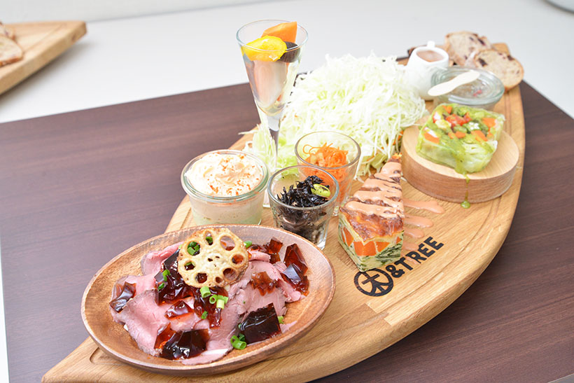 ↑かずさ彩り野菜のプレートは、フリードリンク付きで1900円(税抜)。「地元野菜たっぷりの選べる3種のポットパイ」もしくは「自家製ローストビーフ」を選ぶことができます(写真はローストビーフ)