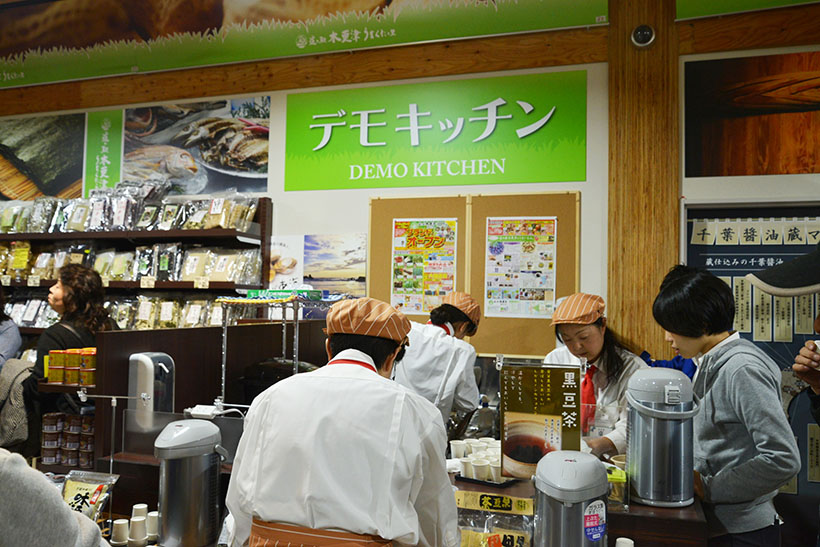 ↑店内にはデモキッチンがあり、試食で体験しながらおいしく買い物ができます