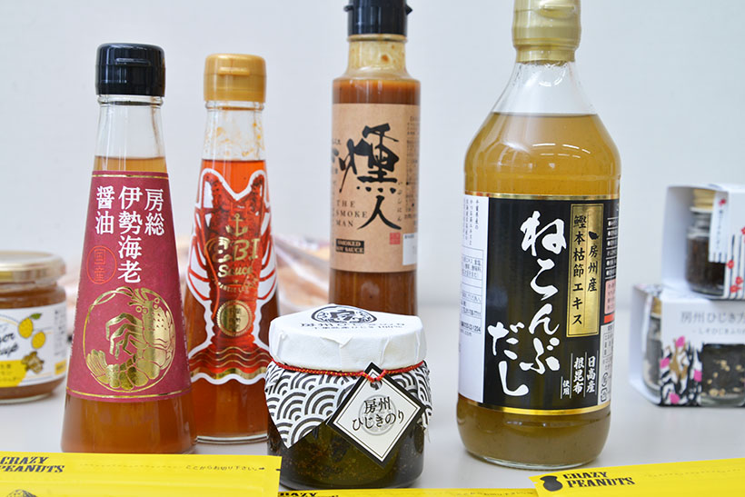 ↑手前が房州ひじきのり 560円。後ろは左から、房総伊勢海老醤油 750円、Ebi Sauce 600円、燻人(いぶしにん/万能燻製醤油) 1000円、ねこんぶだし 800円(すべて税抜)
