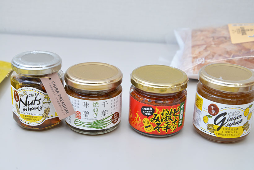↑左から、ナッツインハニー 1200円、千葉焼ねぎ味噌 600円、ピーナッツ激辛みそ 600円、ジンジャーシロップ 600円(すべて税抜)