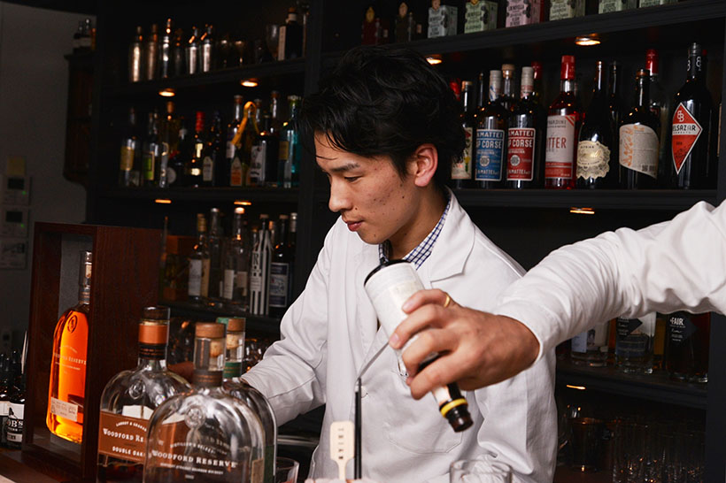 ↑馬上さん。2014年より「Bar Tram」に在籍し、「Bar TRIAD」へ。ハーブやスパイスを使うカクテルを得意としています