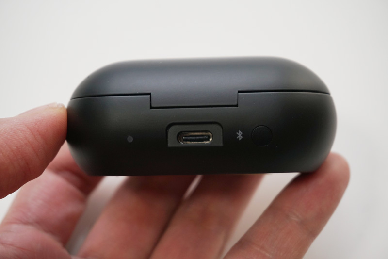 ↑充電やデータの転送はUSB経由で。USB Type-Cを採用する