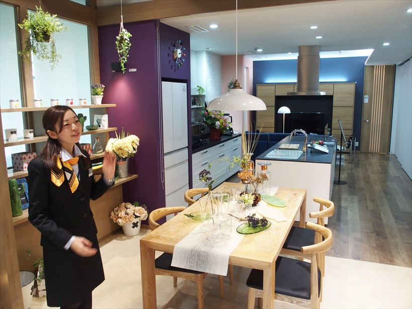↑アラフォー世代向けの提案。会話がしやすいアイランドキッチンやすっきりとしたテレビコーナーを完備