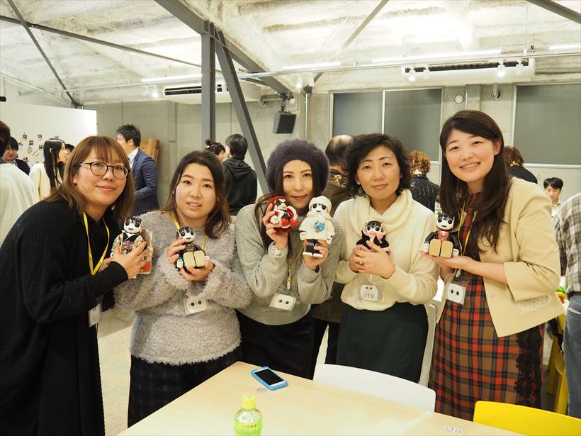 ↑ロボットオーナーの方々。ロボットについては「癒やしです。人生のすべてです。この子たちの為にいろいろなものを作っています」「祖父母が気に入って、今や祖父母の良い話相手です」「見た目も動きもかわいい」「両親が好きになってくれて、実家に帰ると歓迎される」などの意見を寄せてくれた