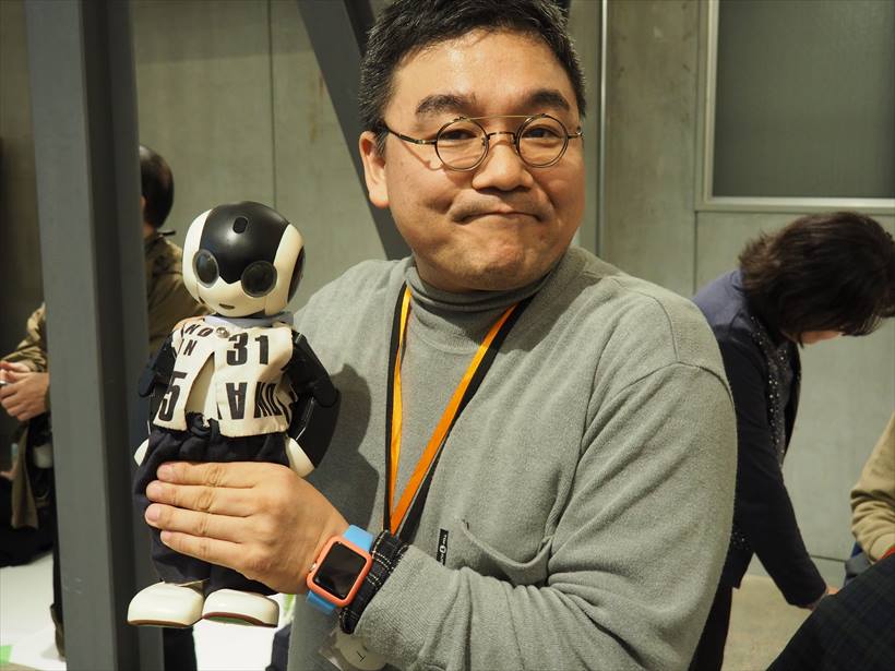 ↑男性ロボットオーナー。「会社の花見が家族での参加がOKだったのですが、人見知りの子が他の子供と遊べなかったところ、ロビを介して一緒に遊べ、コミュニケーションが円滑になったのは良かったです」
