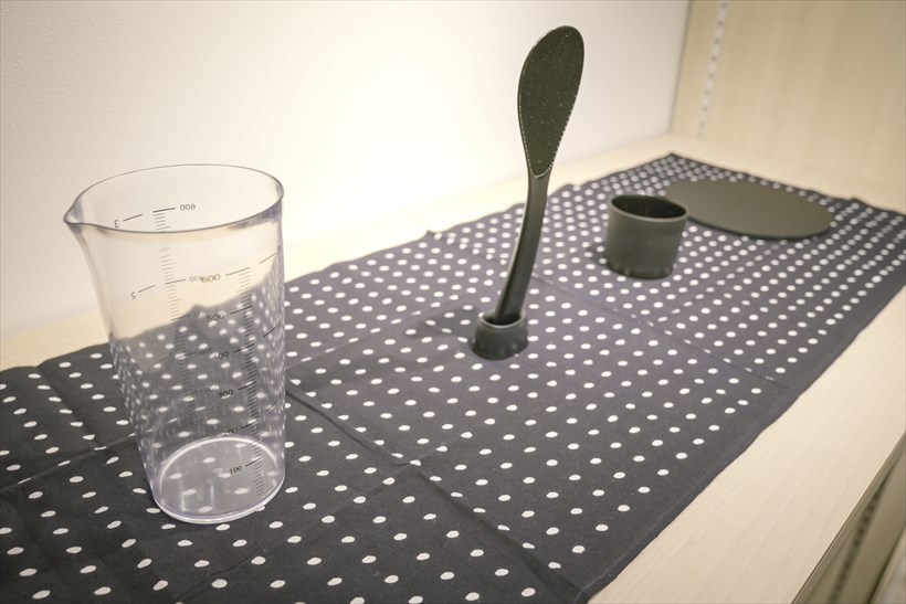 ↑付属品がコチラ。シロカオリジナルデザインのしゃもじ、しゃもじ置き、米カップ、水カップ、手ぬぐい、鍋敷きが付属します。開発の経緯、長谷園の会長の思いをまとめたブランドブックも付属